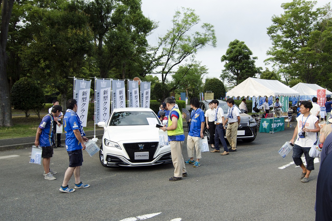 東京トヨペット、FC町田セルビアのホームゲーム会場で車両展示イベント開催