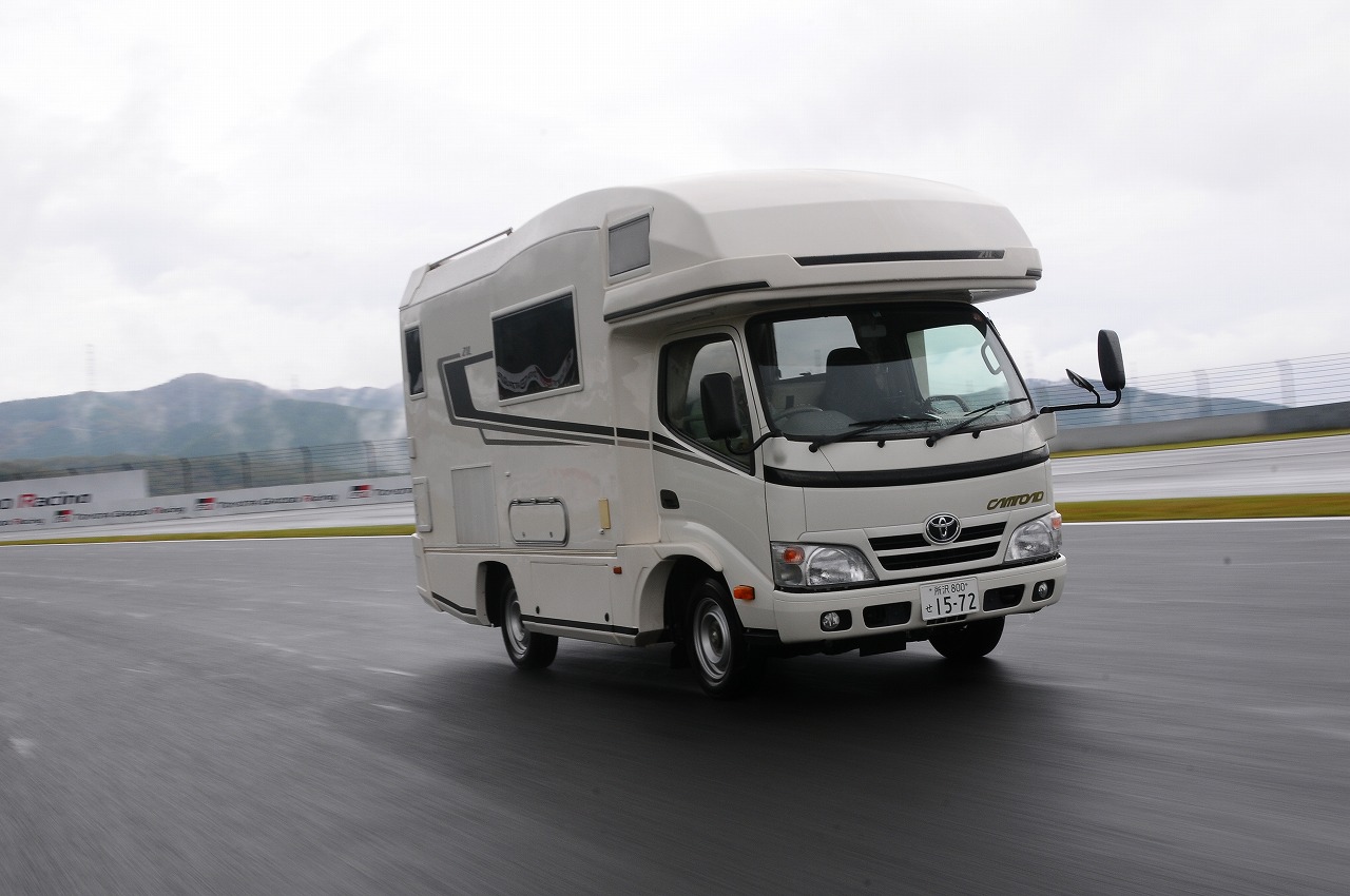 「CAMP　JAPAN」今年はＶＡＮＴＥＣＨ「ＺＩＬ」で参加！！高い居住性と使い勝手が魅力の国産キャブコンを代表する１台